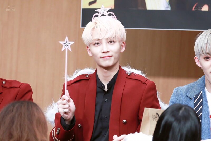 171117 SEVENTEEN at Yeongdeungpo Fansign - Jeonghan documents 5