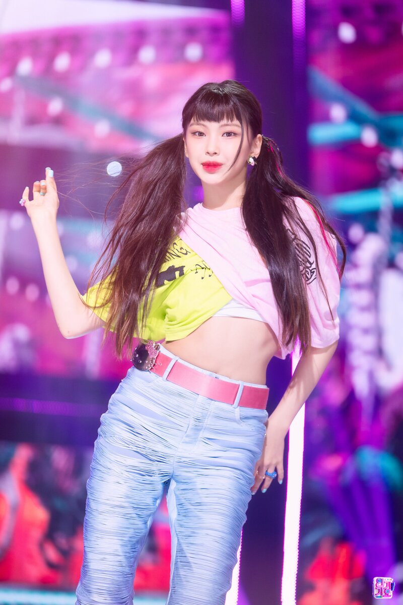 220821 NewJeans Hyein - 'Attention' at Inkigayo documents 9