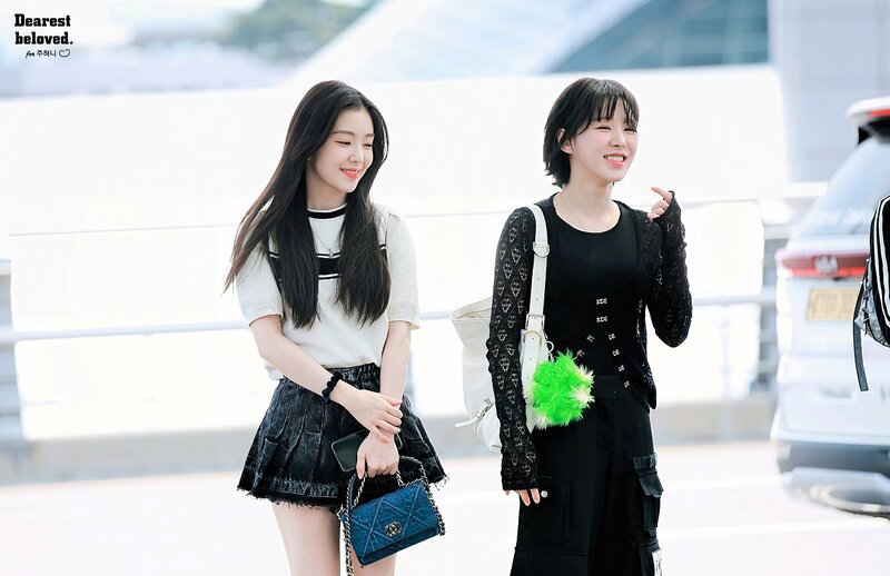 230519 RED VELVET Irene and Wendy at Incheon International Airport documents 7
