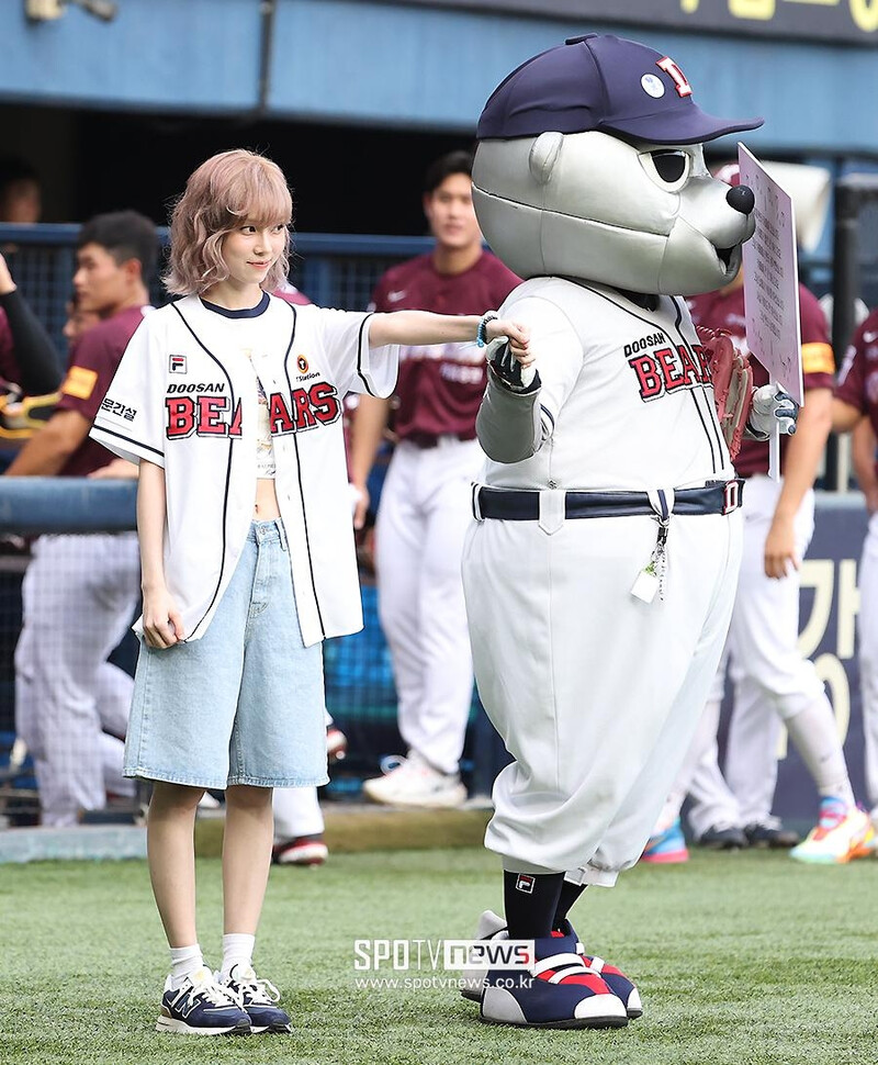 240725 - WINTER Throws the First Pitch for Doosan Bears at Jamsil Baseball Stadium documents 7