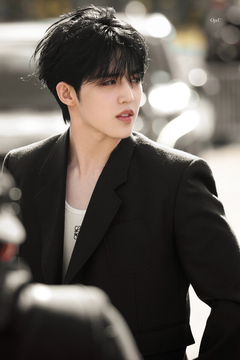 240927 SEVENTEEN S.Coups - LOEWE Paris Fashion Week documents 7