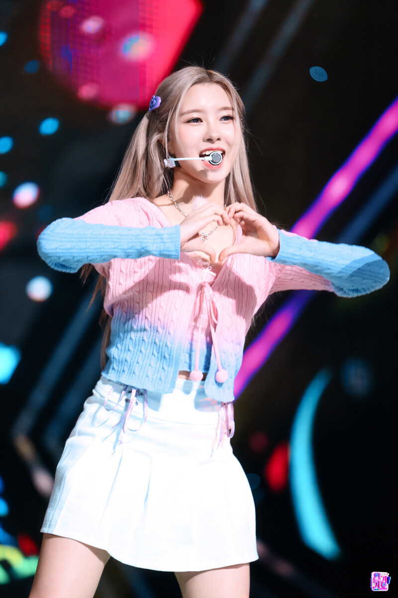 220123 Kep1er Dayeon - 'WA DA DA' at Inkigayo documents 6