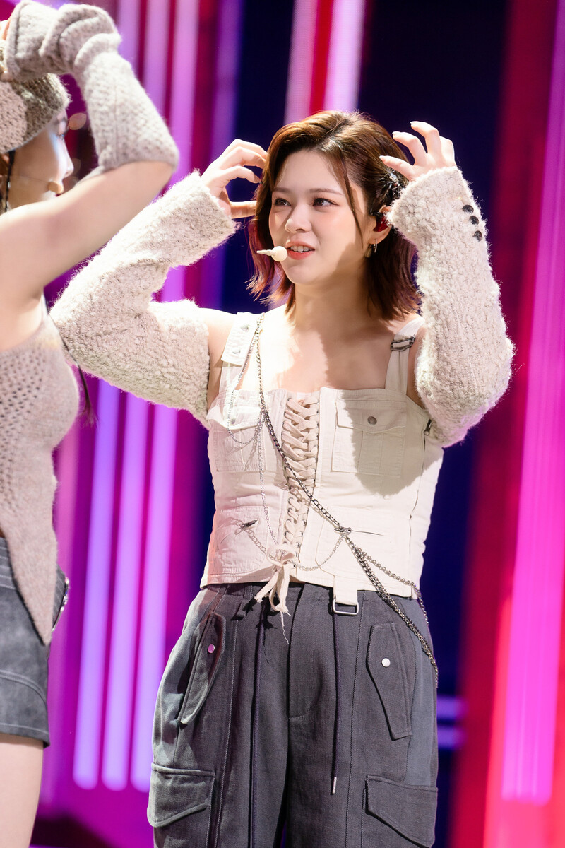 230319 TWICE Jeongyeon - 'SET ME FREE' at Inkigayo documents 6