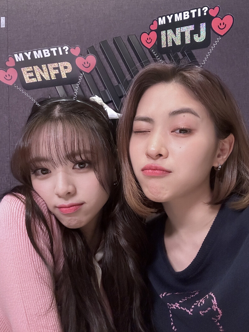 230609 ITZY Instagram Update - Yuna and Ryujin documents 2