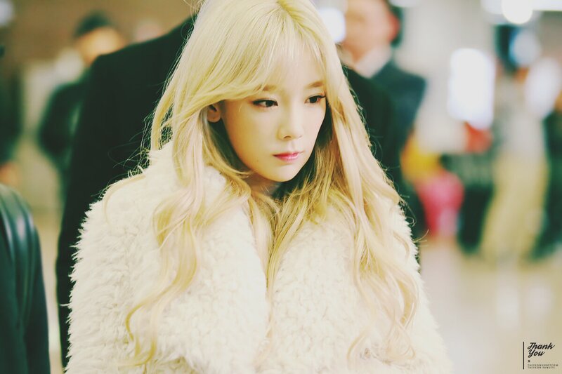 151127 Girls' Generation Taeyeon at Gimhae & Gimpo Airport documents 6