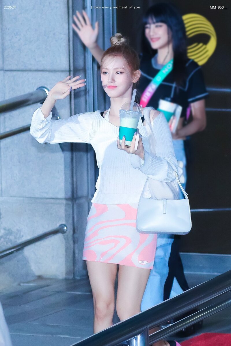 220624 (G)I-DLE Miyeon - Music Bank Commute documents 12