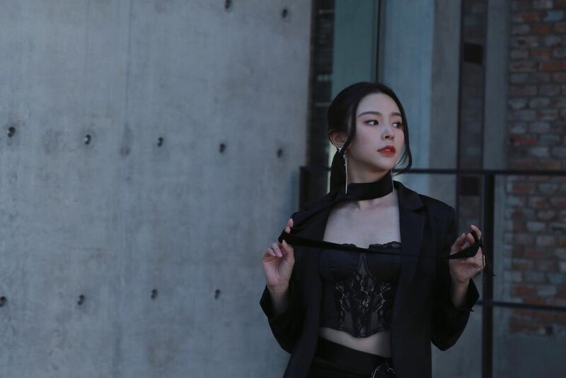 220908 Elkie at China Fashion Week Instagram Update documents 9