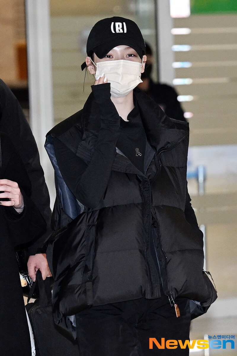 250105 aespa Karina - at Incheon international airport documents 2