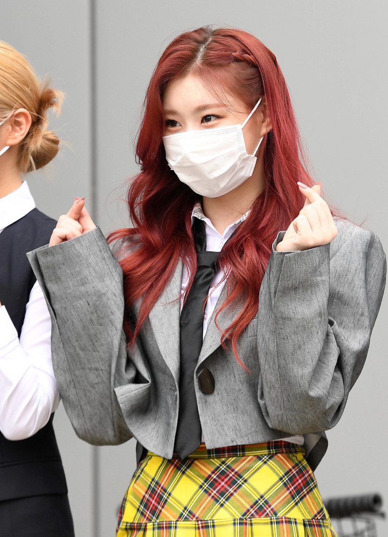 210422 ITZY Chaeryeong on the way to film Knowing Brothers documents 16
