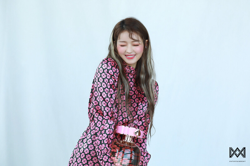 210526 WM Naver Post - OH MY GIRL's Yooa Dazed Magazine Photoshoot Behind documents 21