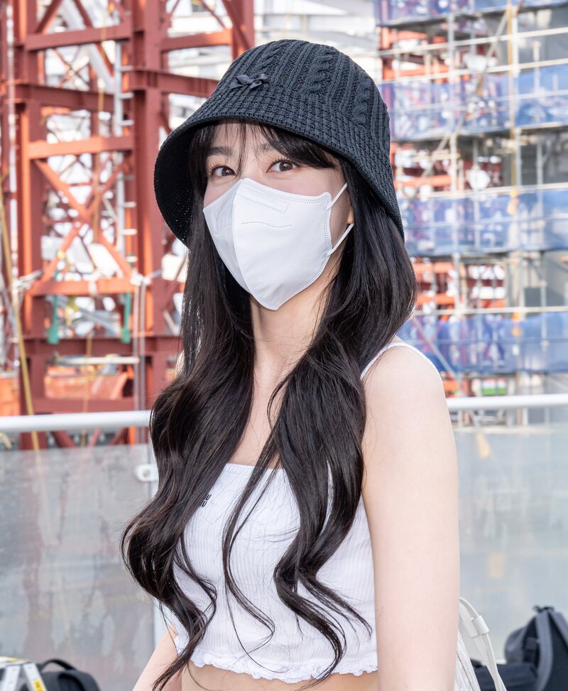 220520 STAYC's Yoon at Incheon International Airport for KCON USA 2022 documents 2
