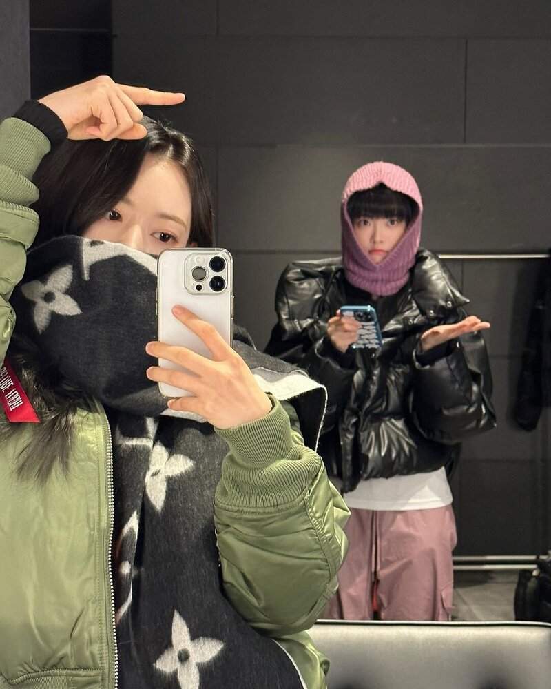 230124 LE SSERAFIM Sakura Instagram Update with Eunchae documents 1