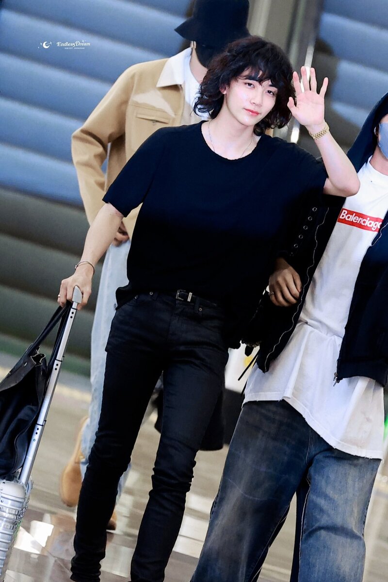230526 SEVENTEEN Jeonghan at Gimpo International Airport documents 3