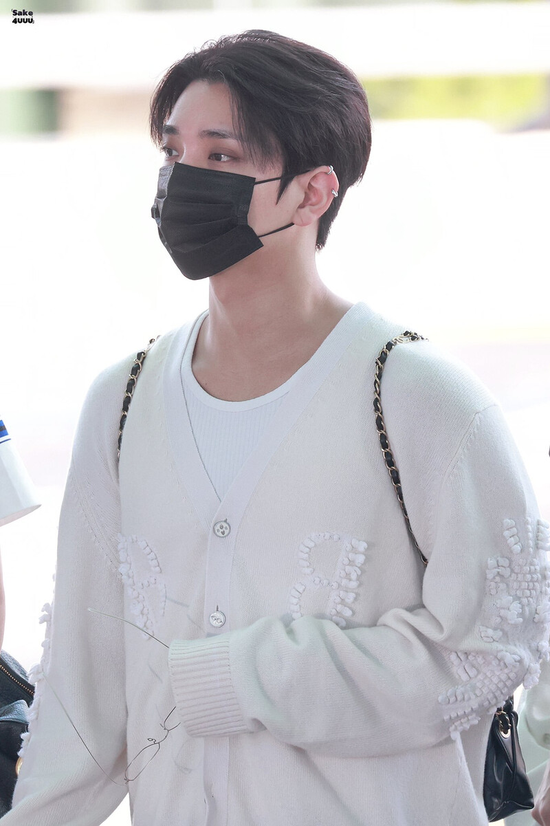 240625 SEVENTEEN Joshua at Incheon International Airport documents 6