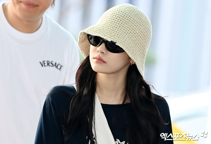 240802 aespa Ningning at Incheon International Airport documents 3