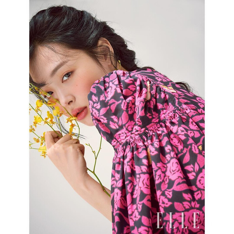 Sulli for Loewe - ELLE Korea May 2019 Issue documents 1