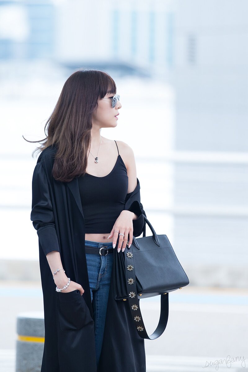 160726 Girls' Generation Tiffany at Incheon Airport documents 2