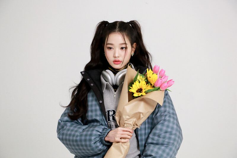 211027 Starship Naver Post - Wonyoung x KIRSH Behind documents 6