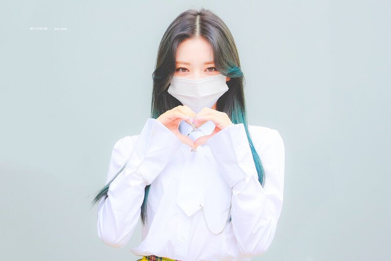 210422 ITZY Yuna on the way to film Knowing Brothers documents 7