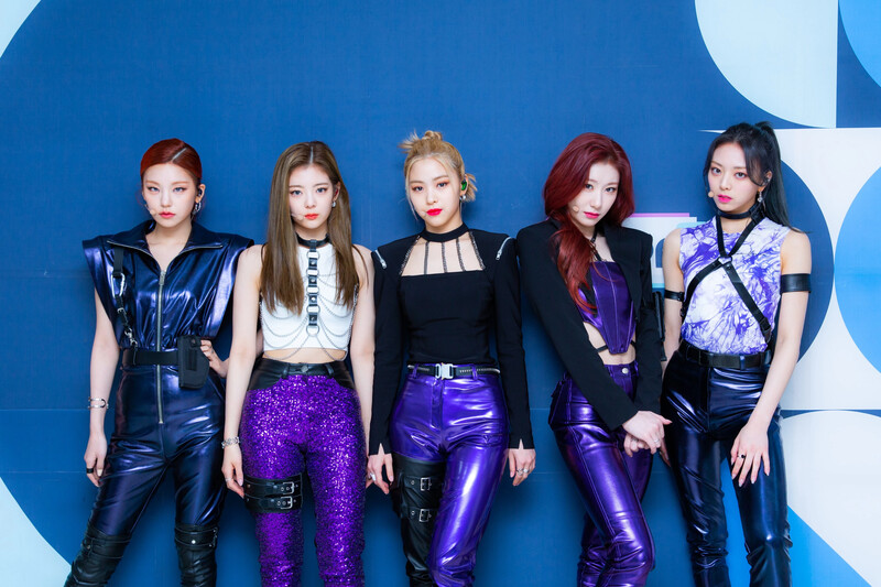 210509 SBS Twitter Update - ITZY at Inkigayo Photowall documents 2