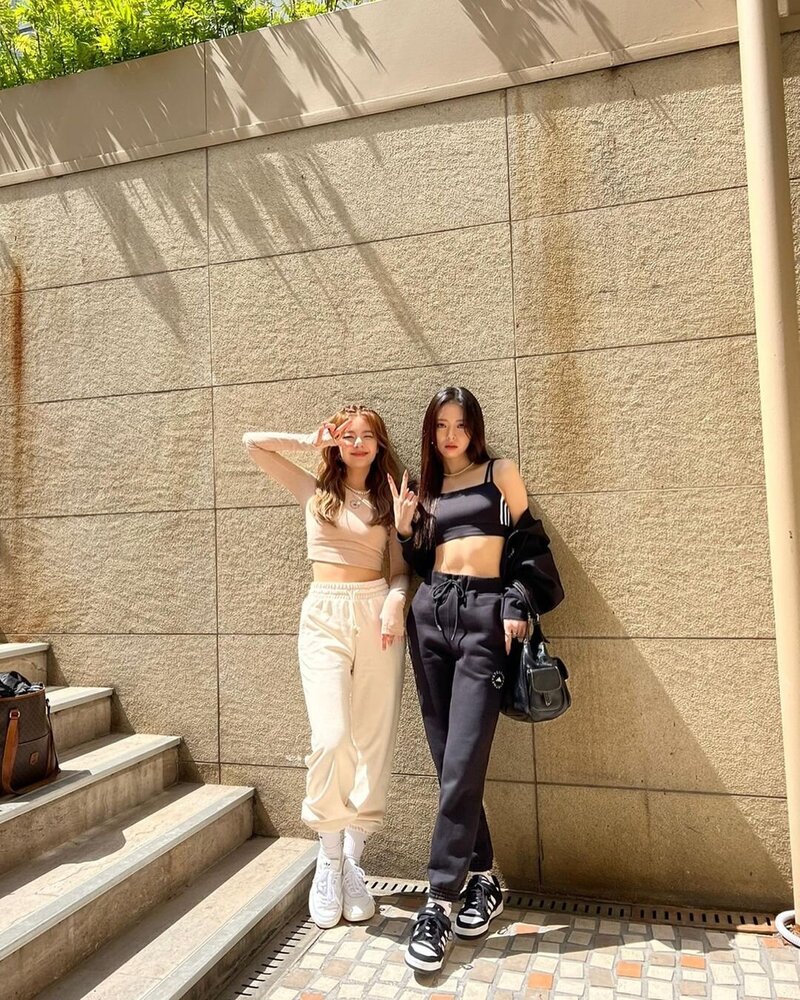 220423 ITZY Instagram Update - Yuna and Lia documents 3