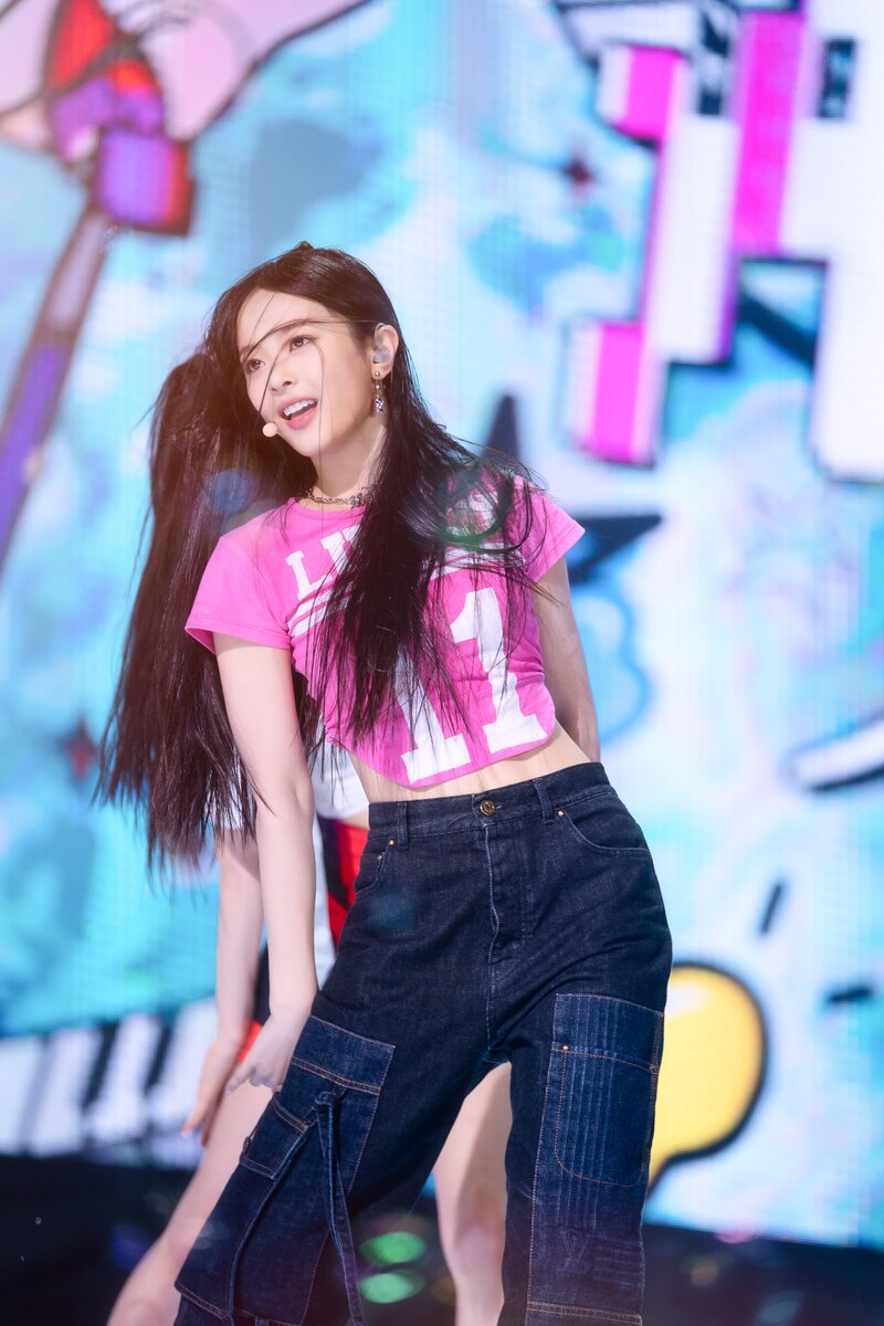 220807 NewJeans Hanni 'Attention' at Inkigayo | kpopping
