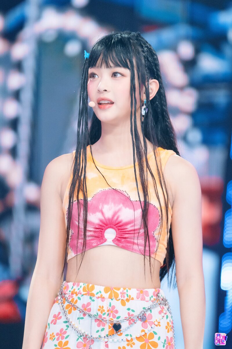 220821 NewJeans Hanni - 'Attention' at Inkigayo documents 8