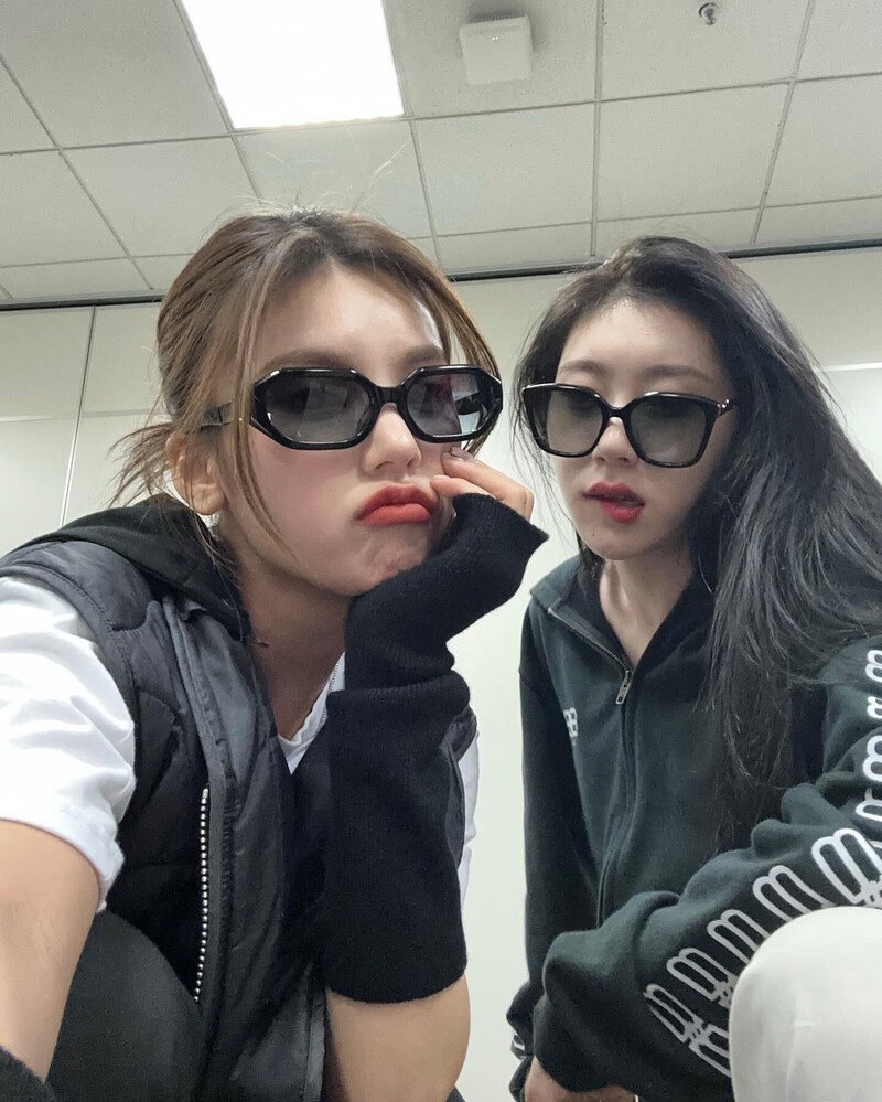 230310 ITZY Instagram Update - Yeji & Chaeryeong documents 2