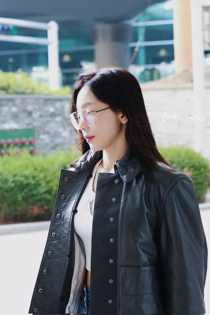 231004 Taeyeon - Incheon International Airport documents 23