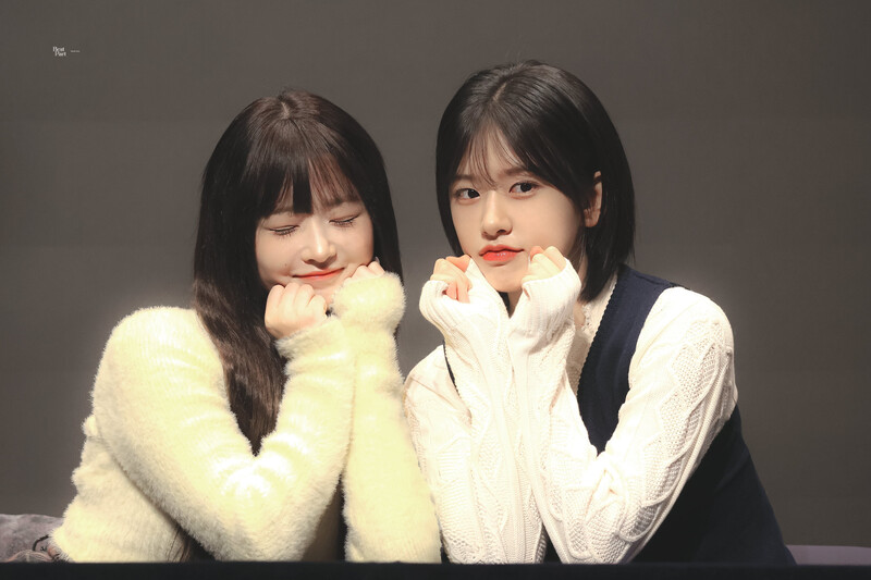 231111 IVE Rei and Yujin at Fansign Event documents 3