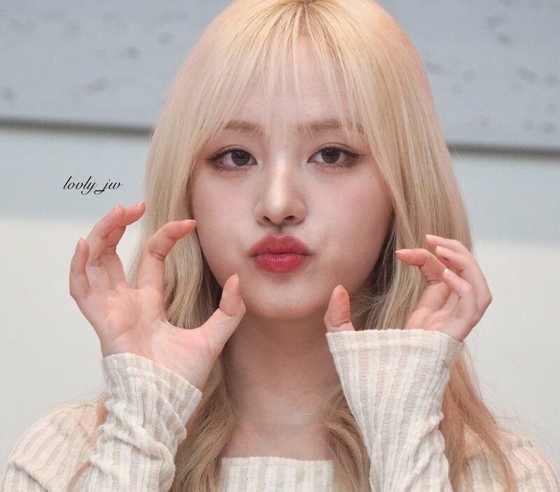 240209 Liz at Fansign Event in Japan documents 3