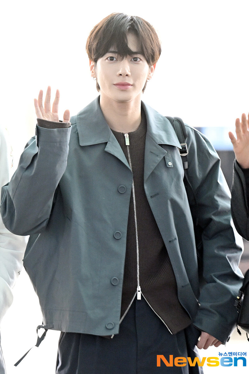 240619 TXT Taehyun at Incheon International Airport documents 5