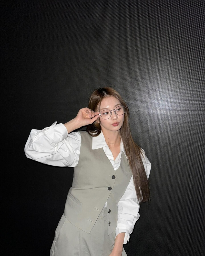 240921 fromis_9 Nagyung Instagram Update documents 4