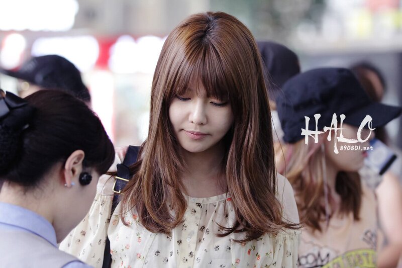 120708 Girls' Generation Sooyoung at Gimpo Airport documents 1