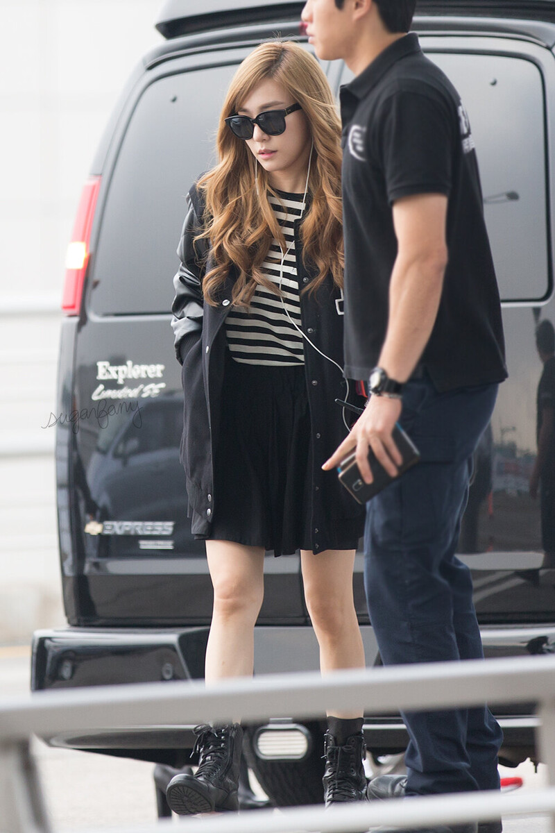 140930 Girls' Generation Tiffany at Incheon Airport documents 2