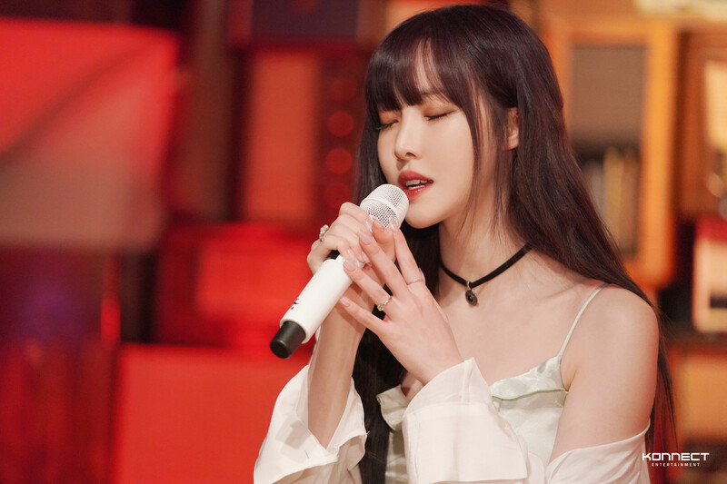 220817 Konnect Naver - Yuju - 'The Killa' Live Clip Behind Photos documents 12