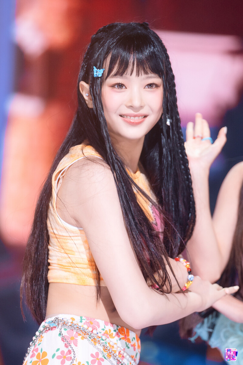 220821 NewJeans Hanni - 'Attention' at Inkigayo documents 2