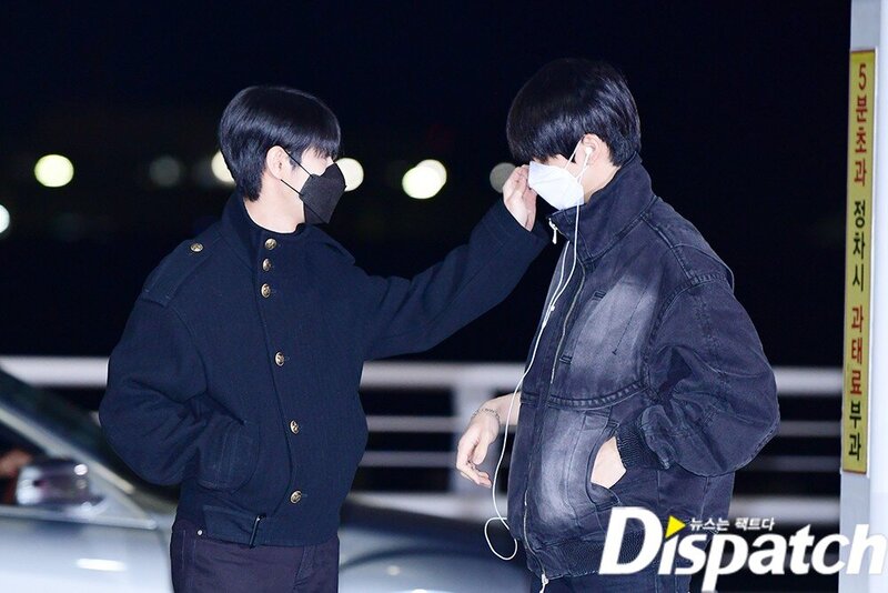 221014 NCT Dream Jisung and Renjun at Incheon International Airport documents 2