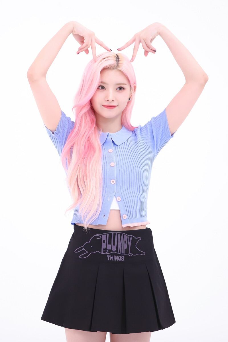 230814 EVERGLOW Yiren - Weekly Idol documents 10