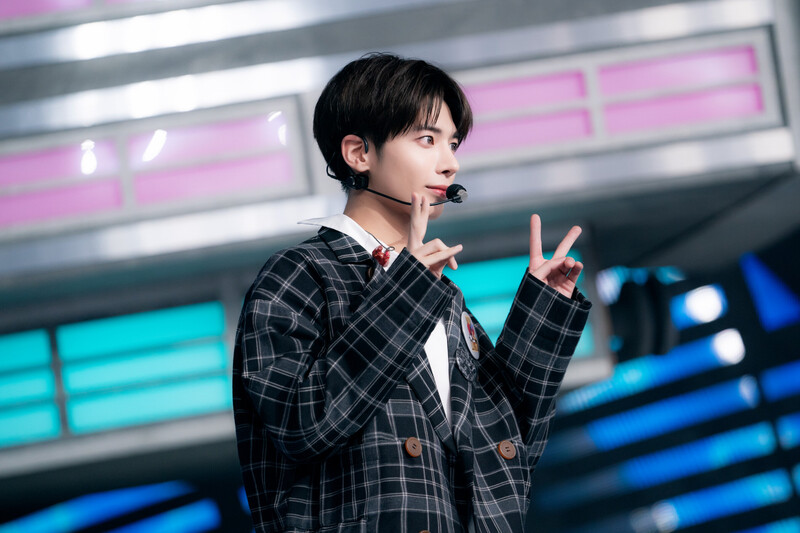 231015 TXT Taehyun - 'Back for More' and 'Chasing That Feeling' at Inkigayo documents 3