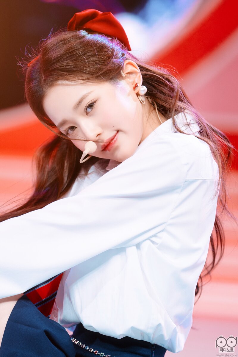 220410 IVE Wonyoung - 'LOVE DIVE' at Inkigayo documents 2