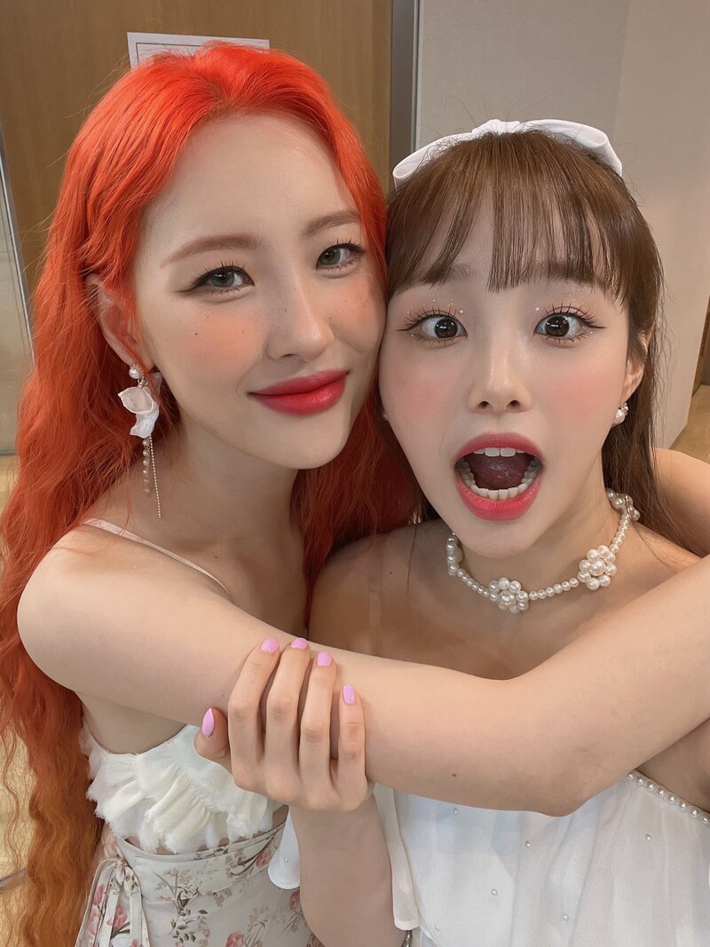 220703 LOONA Twitter Update - Chuu with Sunmi documents 1