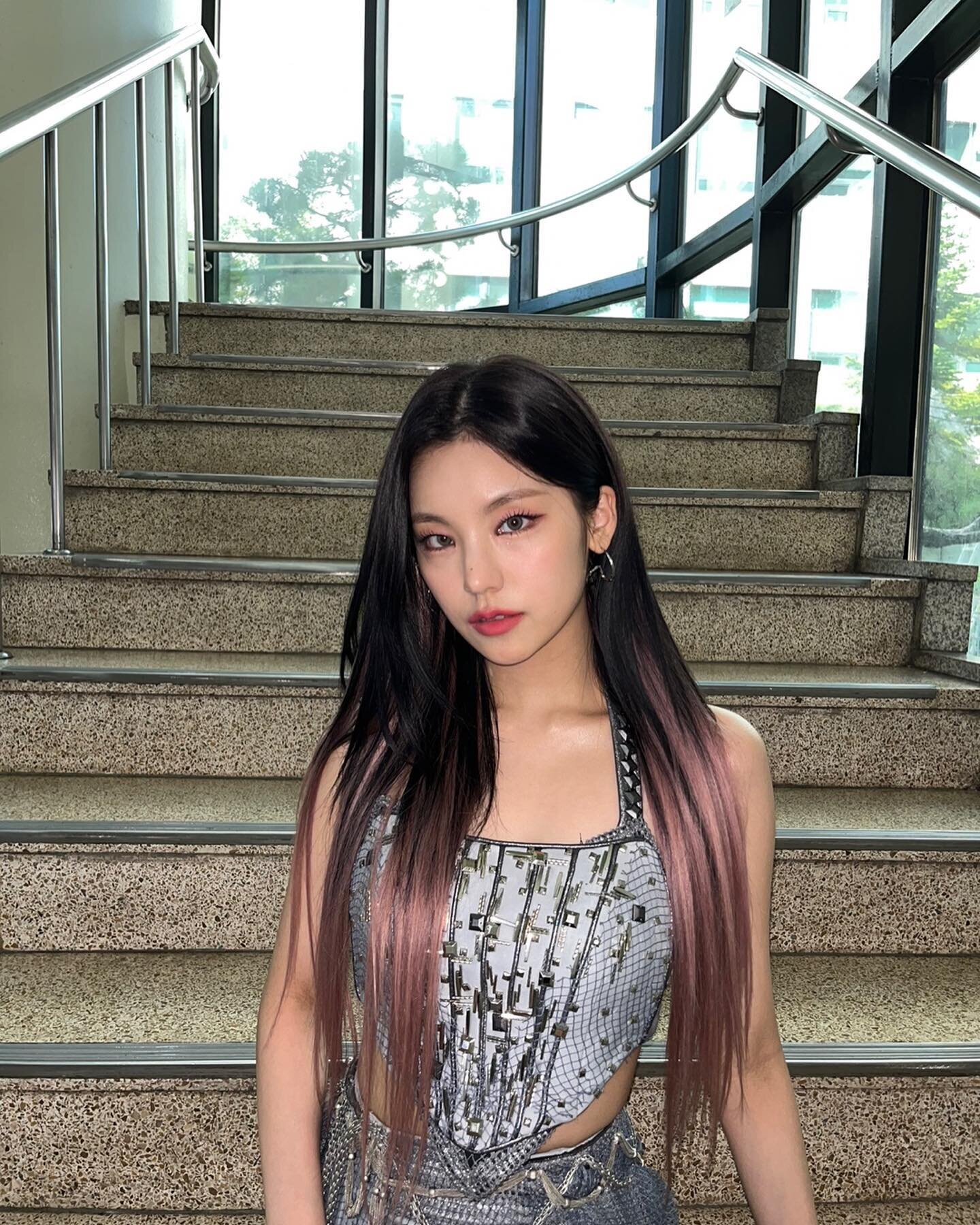 220717 ITZY Instagram Update - Yeji at Music Core | kpopping