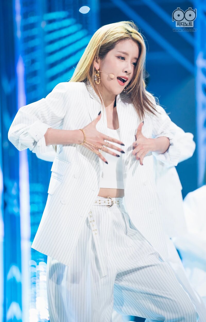 210516 WJSN The Black 'Easy' at Inkigayo documents 17