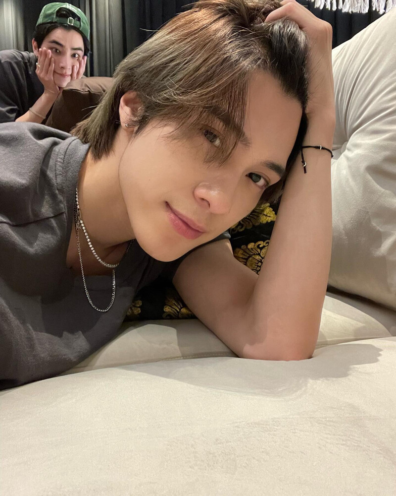 230429 WayV Hendery Instagram update documents 1