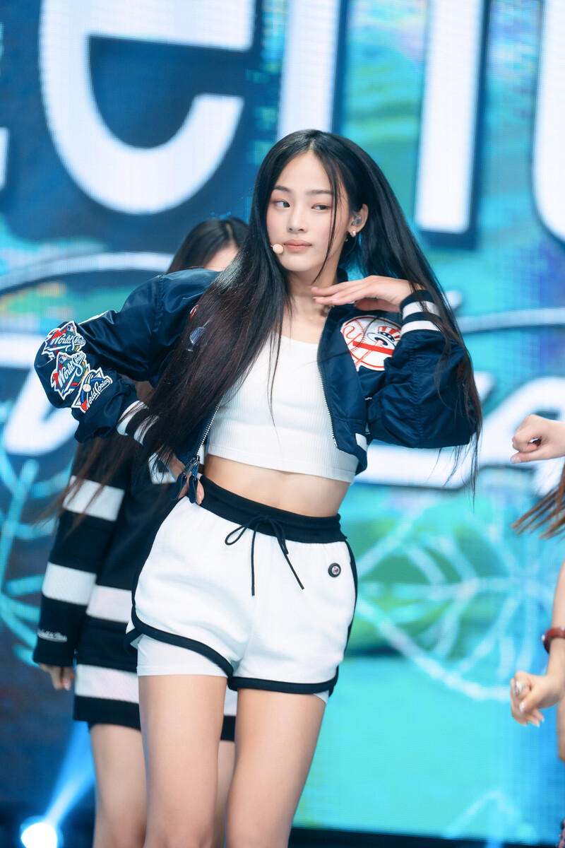 220807 NewJeans Minji 'Attention' at Inkigayo documents 6