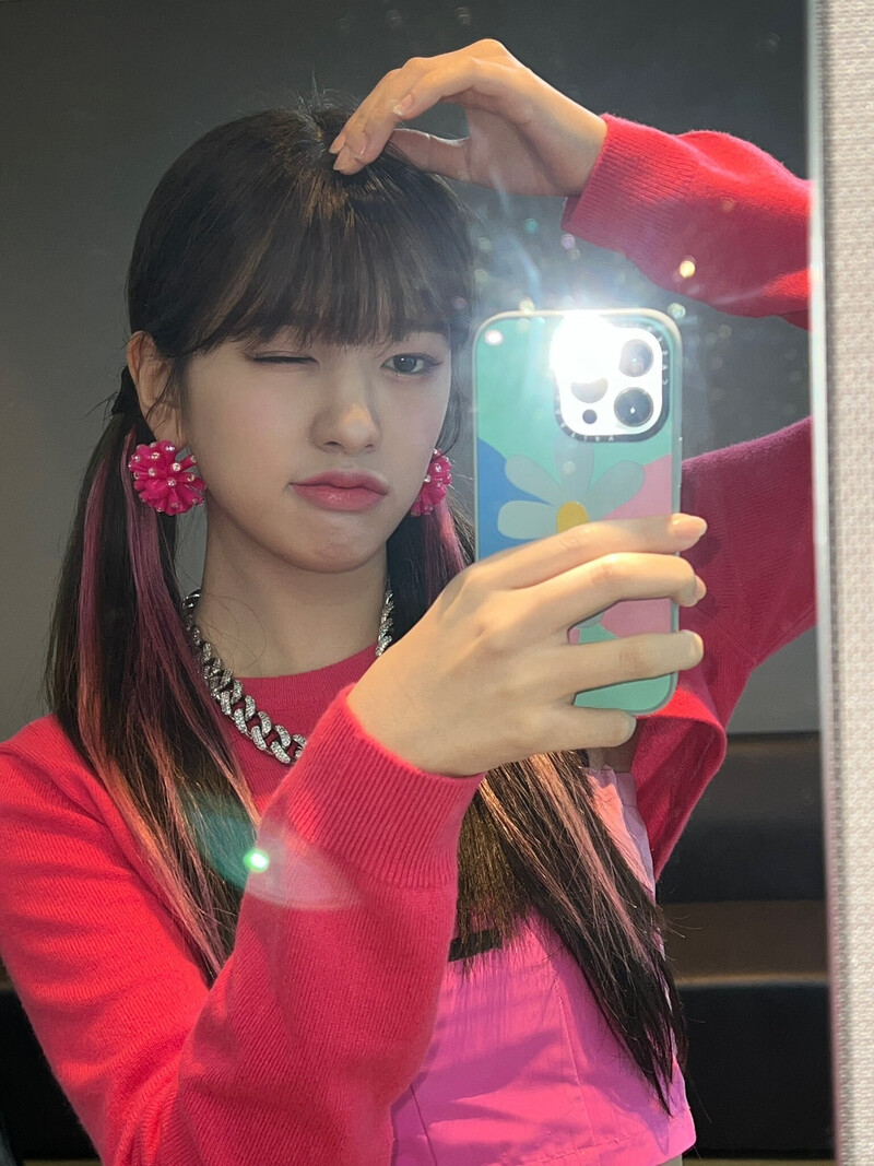 220830 IVE Twitter Update - Yujin documents 3