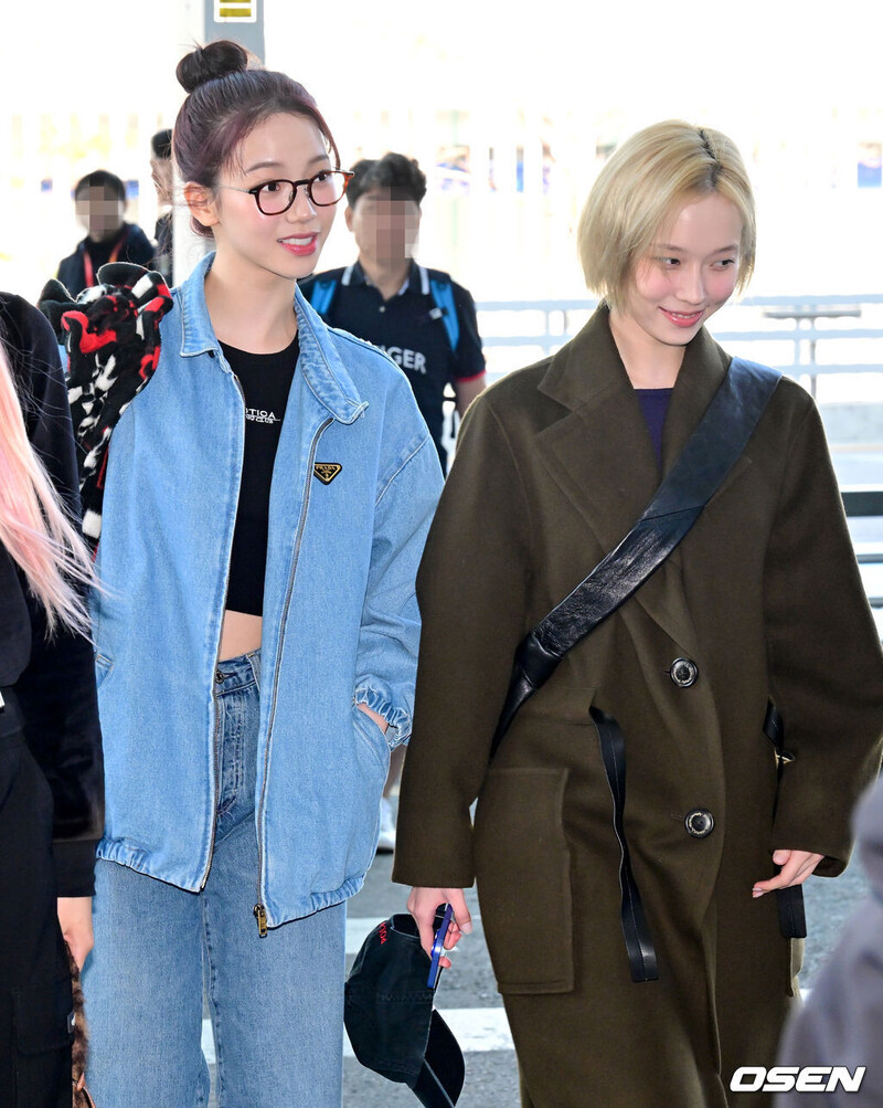 241108 aespa Karina & Winter at Incheon Airport documents 5