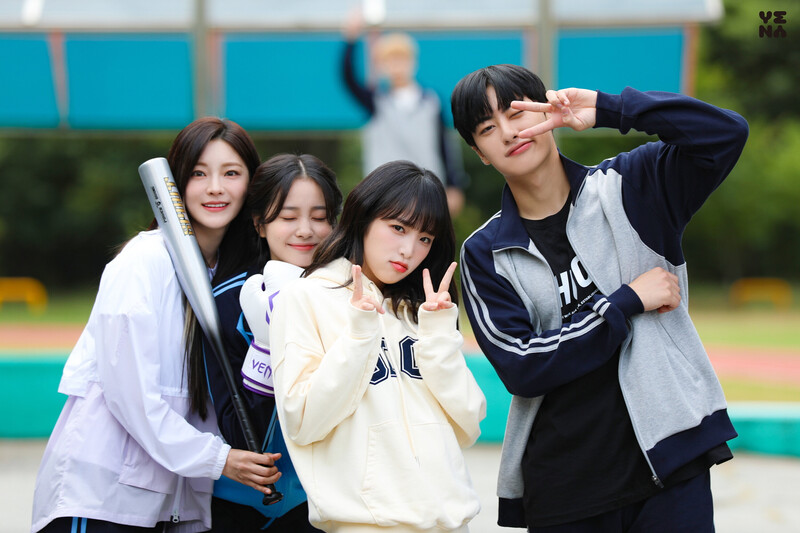 220215 Yuehua Naver Post - Yena with Jihan - World of My 17 S2 Behind documents 20