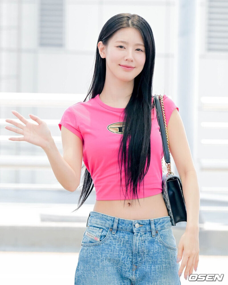 230721 (G)I-DLE Miyeon at Incheon International Airport documents 1